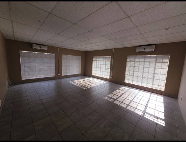 1,500M² OFFICE FOR SALE IN THREE RIVERS